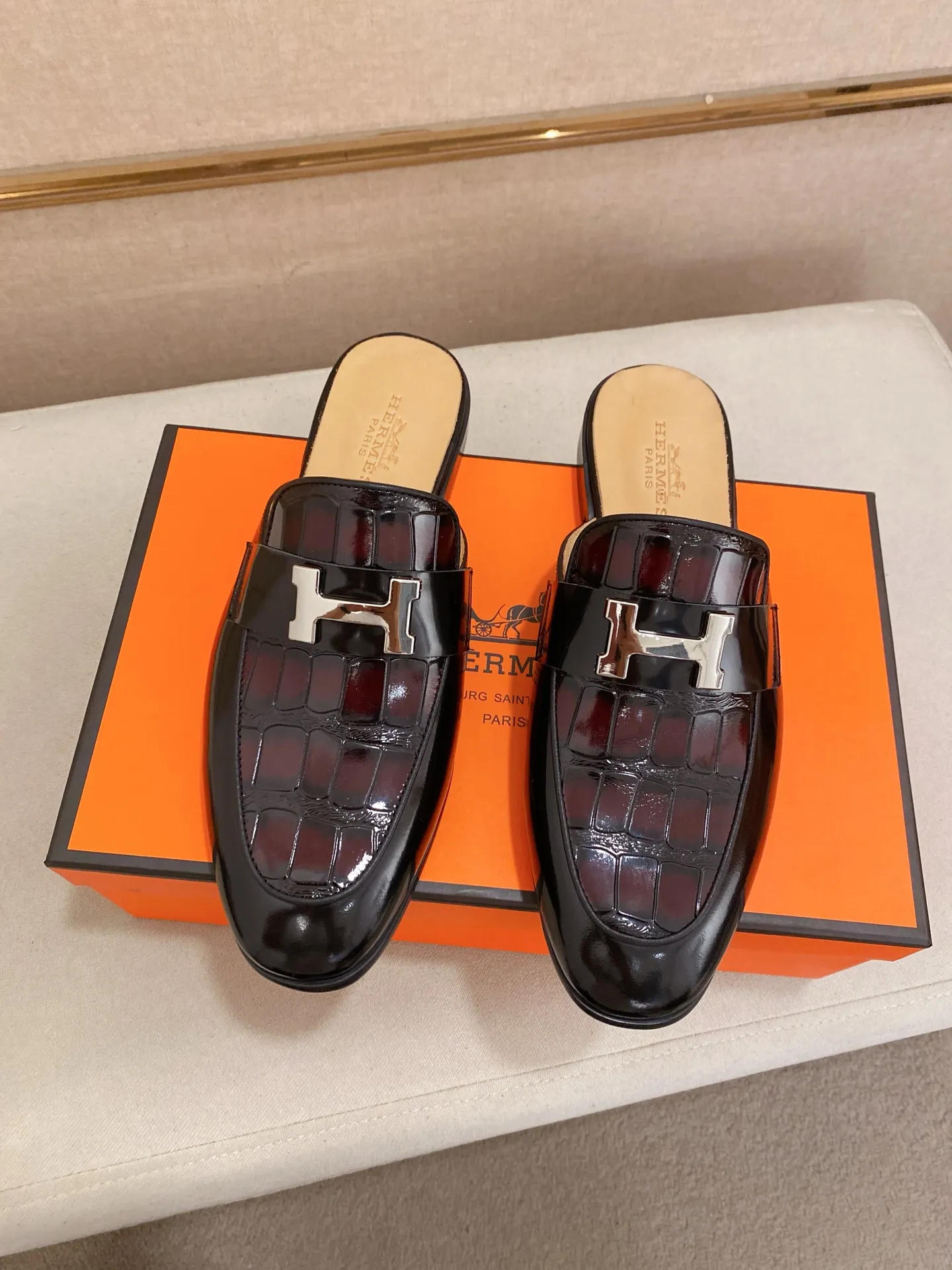 Men's clothing and shoes💰: 500💰《HERMES》【Classic original single version】Hermès half-drag; top 🔝purchasing agent🔍🔍 latest 🇺🇸 counter sale simultaneously, original ▲▲cowhide imported from Italy ▲▲Exquisite workmanship (Italian 🇮🇹Imported water-dyed 🐂cowhide lining) sole: original sole provided by the original factory, ⚠️exclusive double-layer activity·TPR·rubber·combined molded outsole; Yardage: 38-44. Can be customized45